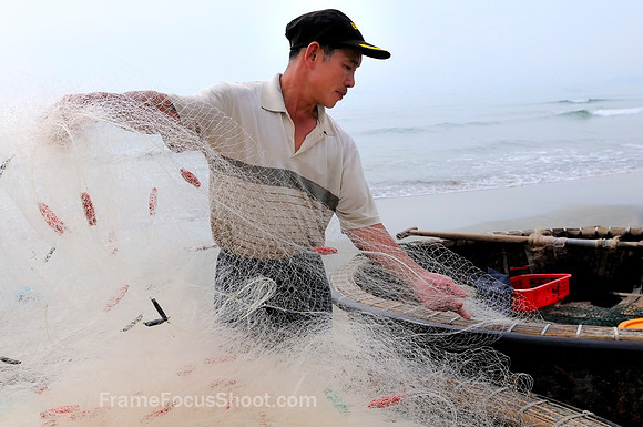 Folding his net .
